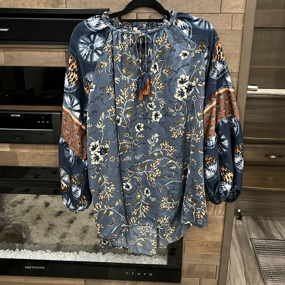 Cute flowy top! - Picture 1 of 5